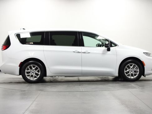 Used 2024 Chrysler Pacifica Touring-L FWD image 3