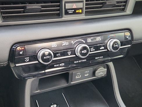 Used 2023 Honda Pilot Touring image 15