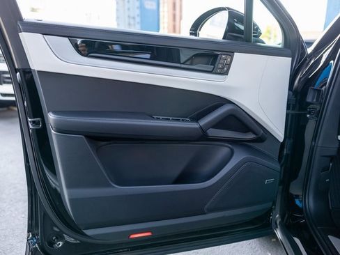 Certified 2025 Porsche Cayenne Coupe image 48