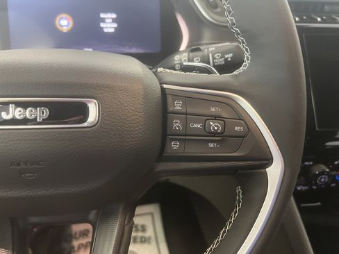 New 2025 Jeep Grand Cherokee 4WD image 10