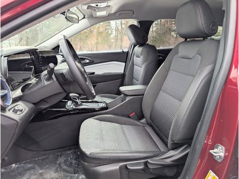 Used 2025 Chevrolet Trax LT w/ LT Convenience Package image 14