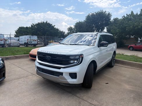 Used 2025 Ford Expedition Platinum w/ Driver's Package AWD/4WD image 1