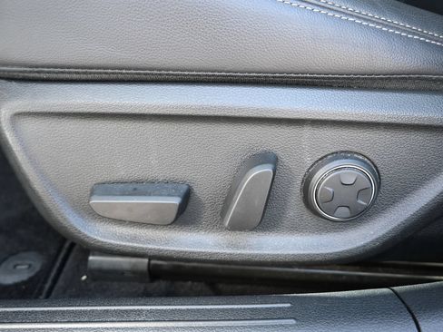 Used 2025 Genesis G70 2.5T RWD image 9