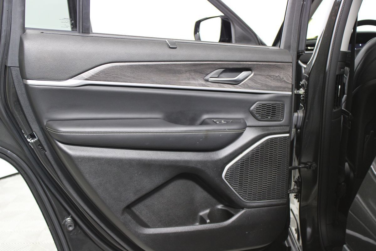 Used 2023 Jeep Grand Cherokee L Limited w/ Luxury Tech Group II RWD image 26