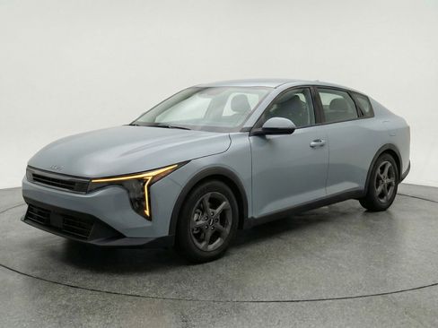 Used 2025 Kia K4 LXS image 3