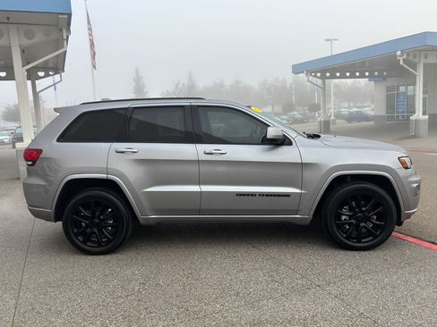 Used 2021 Jeep Grand Cherokee Laredo X image 4