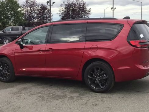 New 2026 Chrysler Pacifica Limited w/ S Appearance Package AWD/4WD image 6
