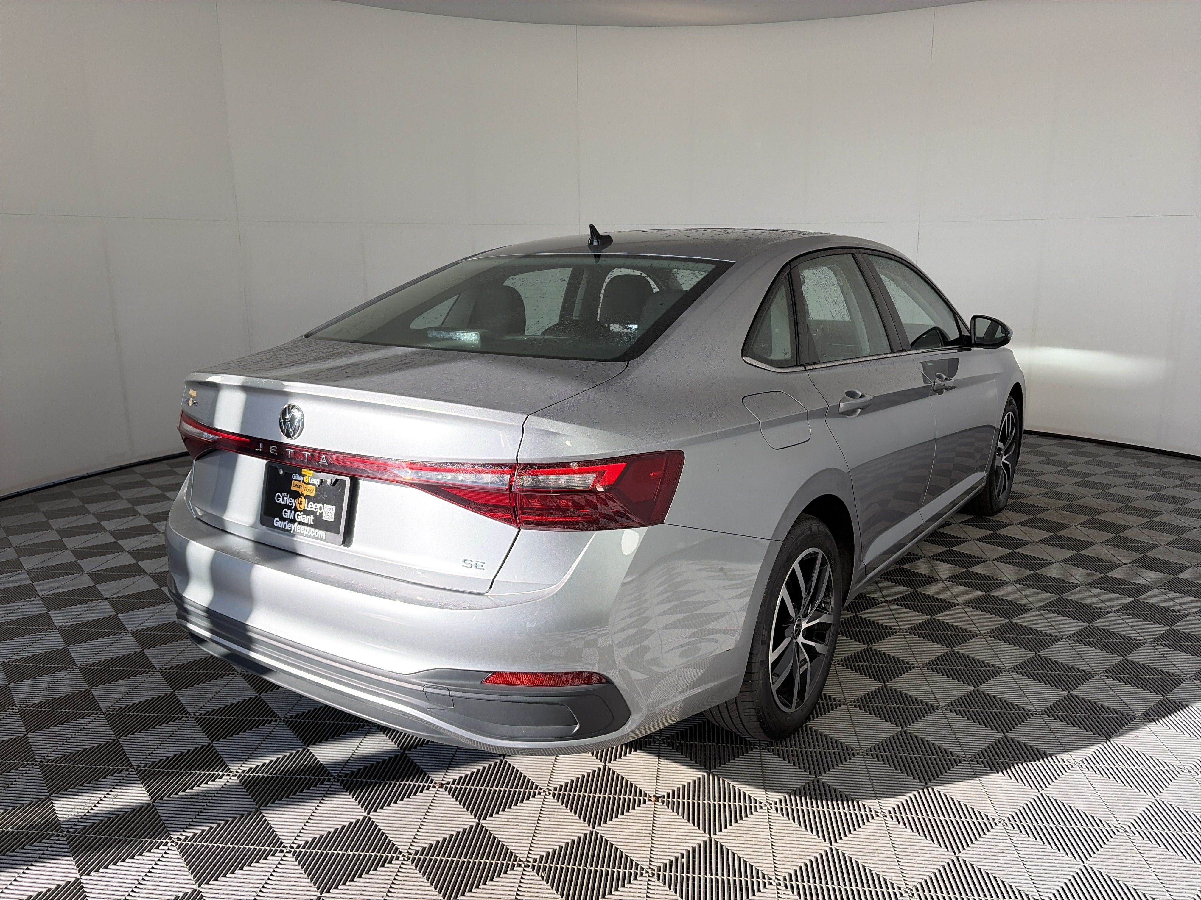 Used 2025 Volkswagen Jetta SE FWD image 10