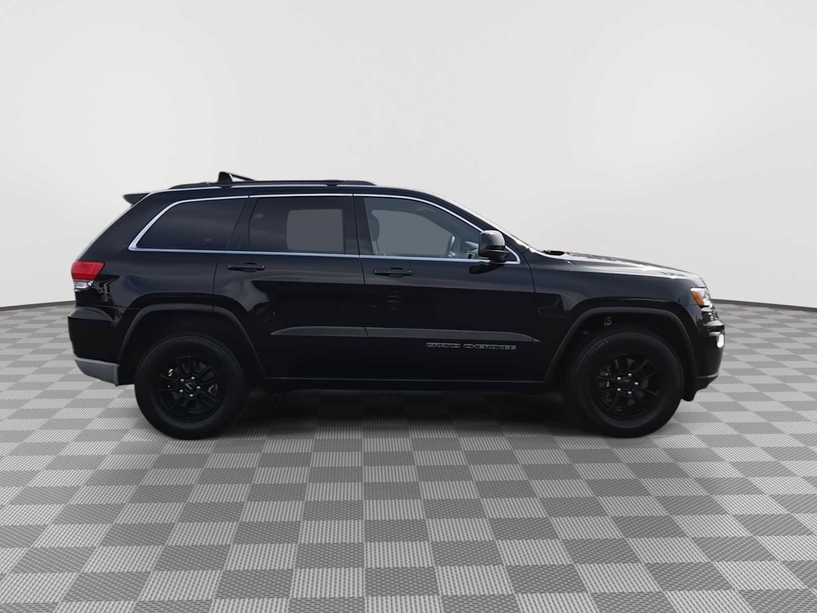 Used 2018 Jeep Grand Cherokee Laredo AWD/4WD image 9