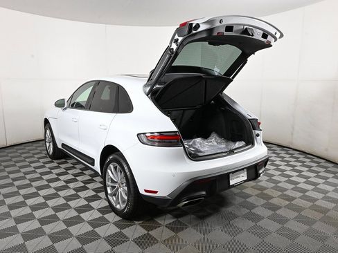 Certified 2025 Porsche Macan AWD image 34
