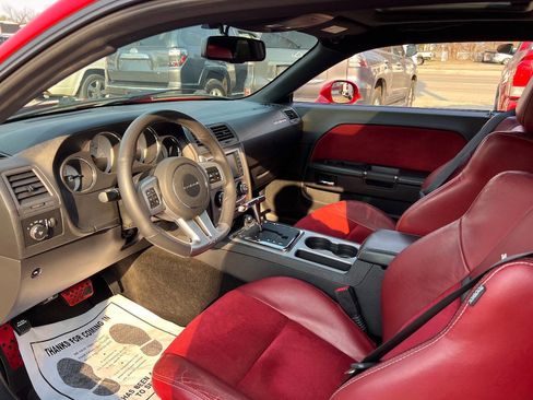 Used 2014 Dodge Challenger SRT8 w/ Harman/Kardon Audio Group image 12