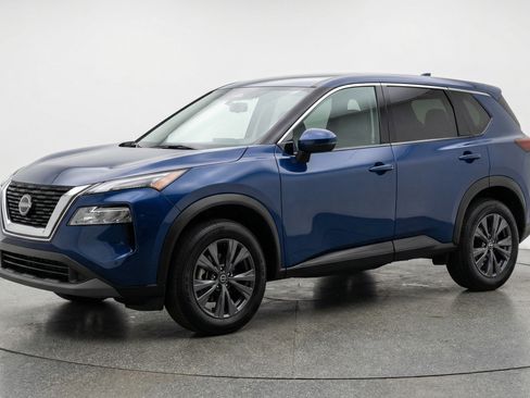 Used 2025 Nissan Rogue SV image 3