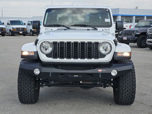 Used 2025 Jeep Gladiator Sport AWD/4WD image 2