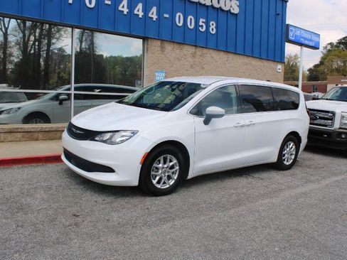 Used 2022 Chrysler Voyager LX image 4