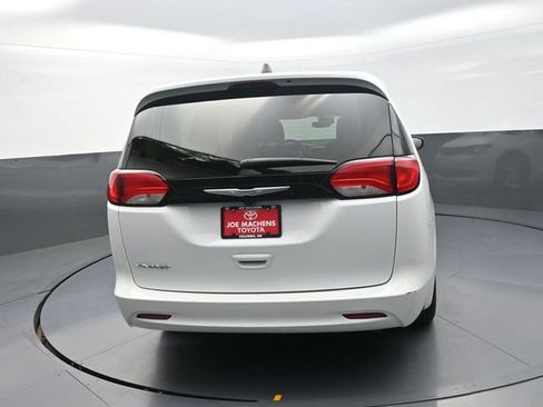 Used 2023 Chrysler Voyager LX image 7