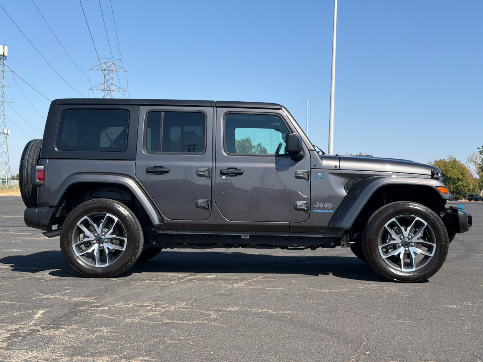 Used 2024 Jeep Wrangler Unlimited AWD/4WD image 3