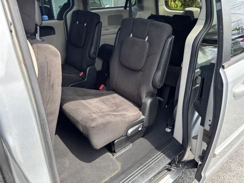 Used 2012 Dodge Grand Caravan SXT w/ UConnect Hands-Free Group FWD image 11