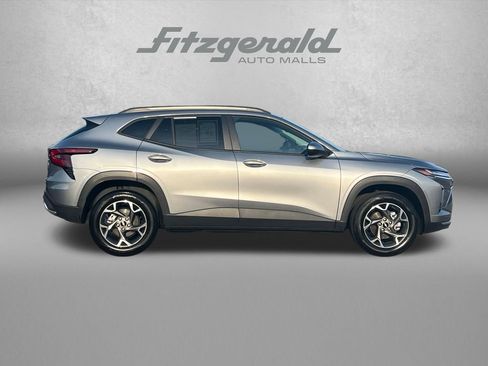 Used 2025 Chevrolet Trax LT FWD image 3
