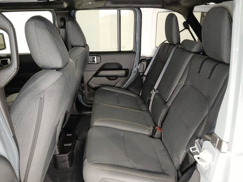 Used 2025 Jeep Wrangler Unlimited Sahara image 12