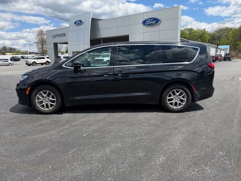 Used 2024 Chrysler Pacifica Touring-L FWD image 2