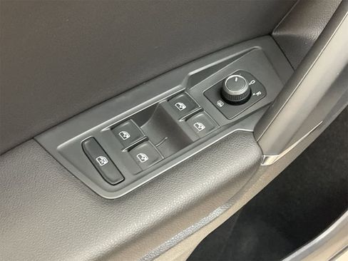 Used 2018 Volkswagen Tiguan SE image 17