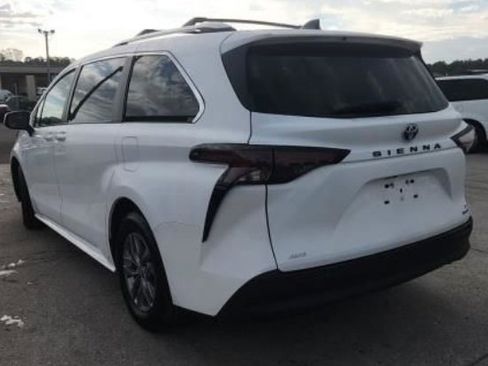 Used 2023 Toyota Sienna LE image 3