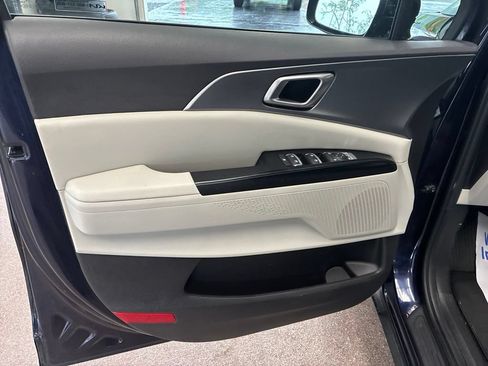 Used 2023 Kia Carnival LX FWD image 12