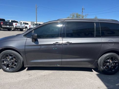 Used 2020 Chrysler Pacifica Touring-L w/ S Appearance Package FWD image 8