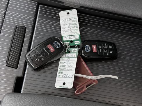 Used 2023 Toyota Sienna XLE Woodland Edition AWD/4WD image 4