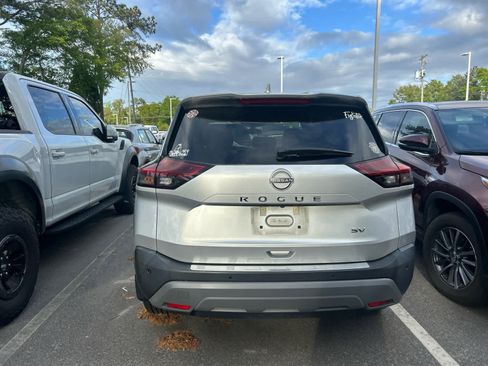 Used 2022 Nissan Rogue SV image 3