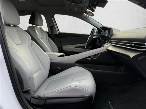 Used 2024 Hyundai Elantra Limited image 12