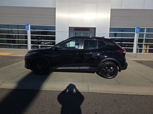 Used 2023 Nissan Kicks SR w/ SR Premium Package image 2