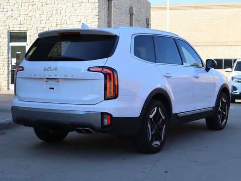 Used 2025 Kia Telluride EX w/ EX Captain's Chair Package FWD image 3