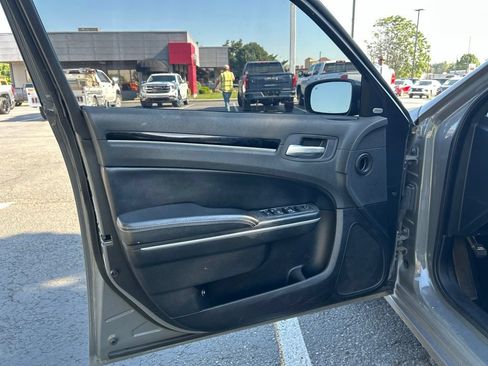 Used 2019 Chrysler 300 S RWD image 8