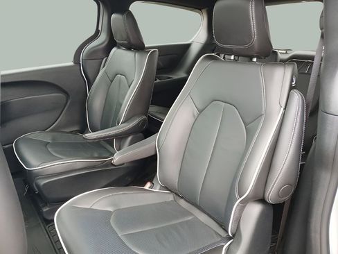 Used 2024 Chrysler Pacifica Premium image 25