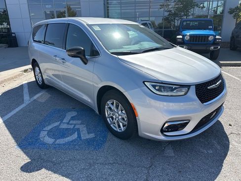 New 2026 Chrysler Pacifica Select image 6