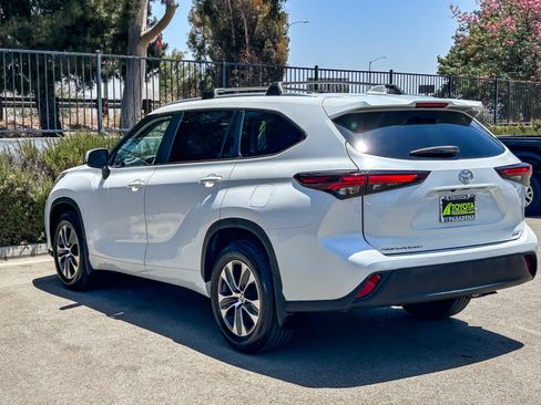 Used 2024 Toyota Highlander XLE FWD image 8