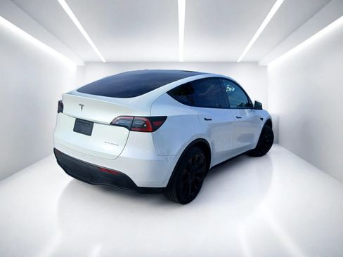 Used 2023 Tesla Model Y AWD image 4