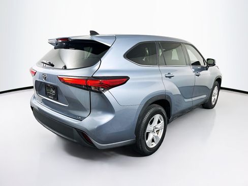 Used 2023 Toyota Highlander LE FWD image 9