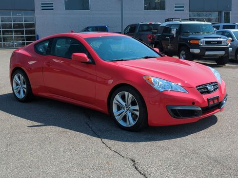 Used 2012 Hyundai Genesis 2.0T RWD image 2