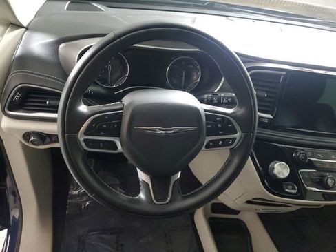 Used 2022 Chrysler Pacifica Touring-L image 10