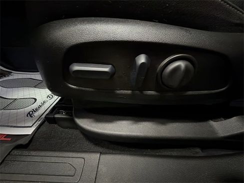 Used 2023 GMC Acadia SLE w/ Driver Convenience Package image 12