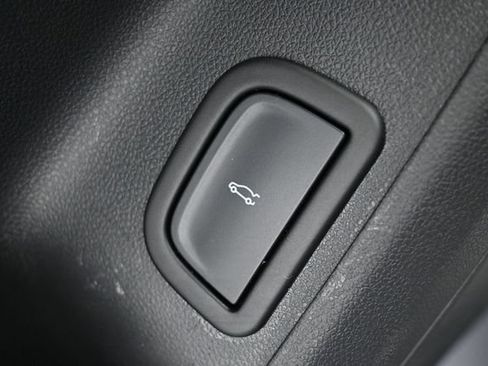Used 2025 Chevrolet Traverse LT FWD image 16