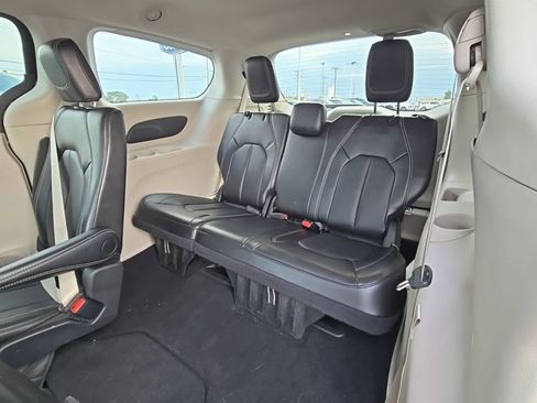 Used 2024 Chrysler Pacifica Touring-L FWD image 39