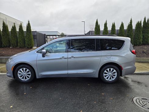 Used 2017 Chrysler Pacifica Touring-L image 3