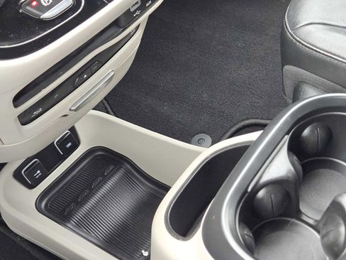 Used 2019 Chrysler Pacifica Touring-L Plus w/ Advanced Safetytec Group image 19