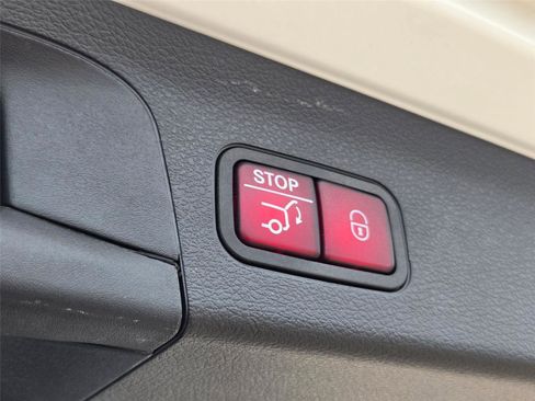 Used 2024 Mercedes-Benz GLS 450 4MATIC image 36