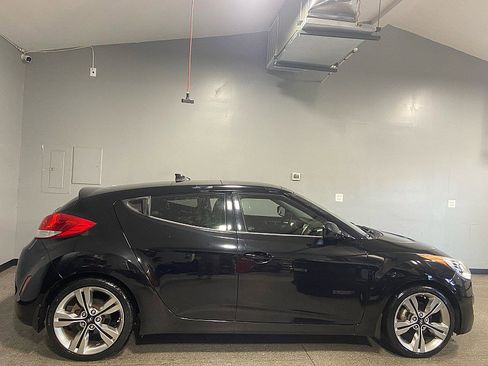 Used 2012 Hyundai Veloster w/ Style Pkg image 2