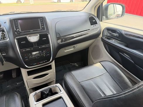 Used 2016 Chrysler Town & Country Touring FWD image 31