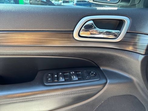 Used 2019 Jeep Grand Cherokee Altitude RWD image 12